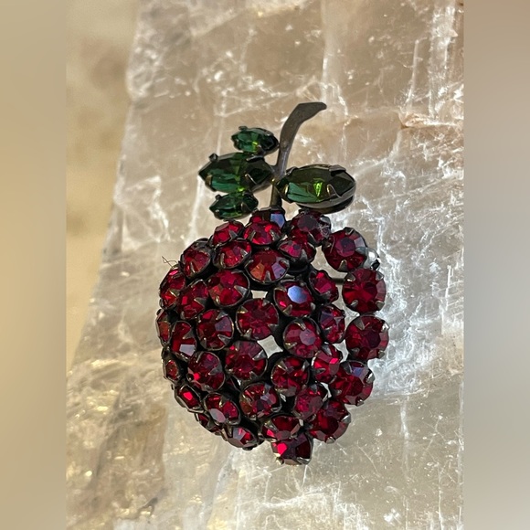 Rare Vintage Signed SCHREINER Cherry Brooch 🍒 50’s Rhinestone Brooch New York - Picture 4 of 8